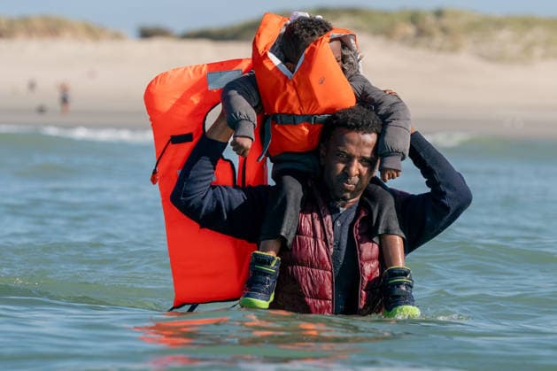September 21, 2026, Berck, Nord France, France: Berck, France. Migrants wade in the sea to board a taxi boat at the beach at Berck-sur-Mer, in northern France, before attempting to cross the English Channel Berck France  - ZUMAl94_ 20260921_zaf_l94_047 Copyright: xIoannisxAlexopoulosx