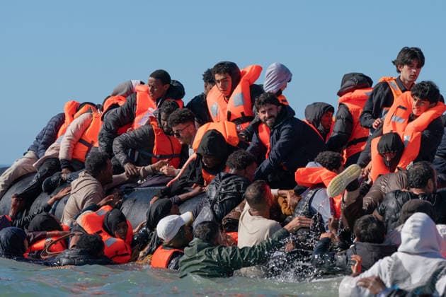 September 21, 2026, Berck, Nord France, France: Berck, France. Migrants clamber to board a taxi boat at the beach at Berck-sur-Mer, in northern France, before attempting to cross the English Channel Berck France  - ZUMAl94_ 20260921_zaf_l94_049 Copyright: xIoannisxAlexopoulosx