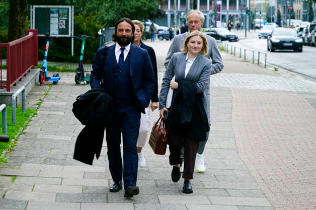 CNTV BLOCK Gerhard Delling, TV host; Christina Block, entrepreneur and defendant; along with her defense attorneys Ingo Bott and Paula Wlodarek, arrive at the courthouse on foot as usual. Day 75 of the Block trial—a hearing regarding alleged child abduction—at the Hamburg Regional Court’s Criminal Justice Building. Abductionof the Block ch