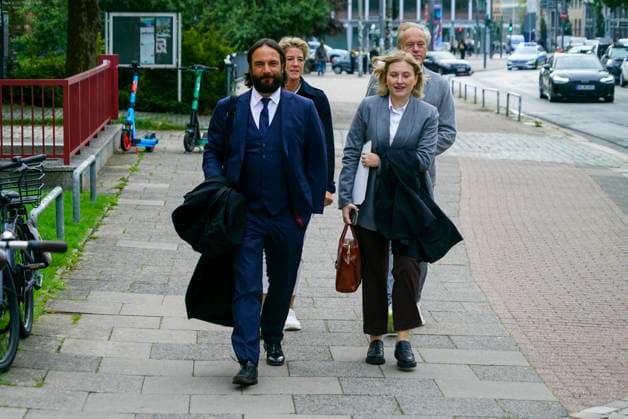 CNTV BLOCK Gerhard Delling, TV host; Christina Block, entrepreneur and defendant; along with her defense attorneys Ingo Bott and Paula Wlodarek, arrive at the courthouse on foot as usual. Day 75 of the Block trial—a hearing regarding alleged child abduction—at the Hamburg Regional Court’s Criminal Justice Building. Abductionof the Block ch