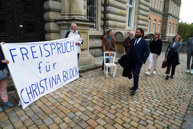 CNTV BLOCK Gerhard Delling, TV host; Christina Block, businesswoman and defendant; along with her defense attorneys Ingo Bott and Paula Wlodarek, arrive at the courthouse on foot as usual. Ms. Block’s supporters, carrying a banner