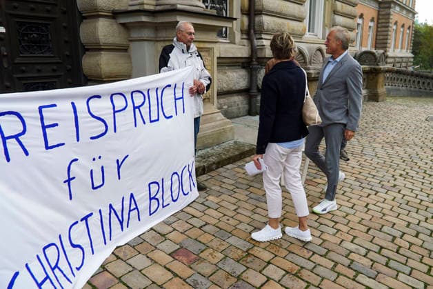 CNTV BLOCK Gerhard Delling, TV host; Christina Block, businesswoman and defendant; along with her defense attorneys Ingo Bott and Paula Wlodarek, arrive at the courthouse on foot as usual. Ms. Block’s supporters, carrying a banner