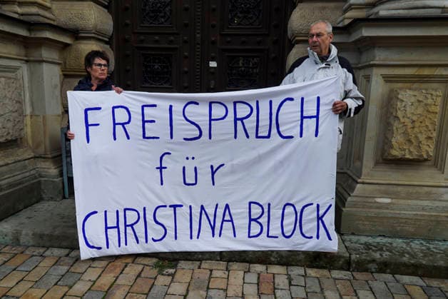 CNTV BLOCK Gerhard Delling, TV host; Christina Block, businesswoman and defendant; along with her defense attorneys Ingo Bott and Paula Wlodarek, arrive at the courthouse on foot as usual. Ms. Block’s supporters, carrying a banner