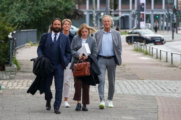 CNTV BLOCK Gerhard Delling, TV host; Christina Block, businesswoman and defendant; along with her defense attorneys Ingo Bott and Paula Wlodarek, arrive at the courthouse on foot as usual. Day 75 of the Block trial—a day of proceedings regarding alleged child abduction—at the Hamburg Regional Court’s Criminal Justice Building. Abductionof