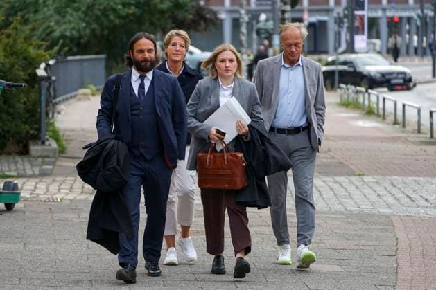 CNTV BLOCK Gerhard Delling, TV host; Christina Block, businesswoman and defendant; along with her defense attorneys Ingo Bott and Paula Wlodarek, arrive at the courthouse on foot as usual. Day 75 of the Block trial—a day of proceedings regarding alleged child abduction—at the Hamburg Regional Court’s Criminal Justice Building. Abductionof