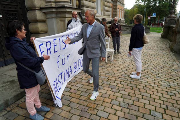 CNTV BLOCK Gerhard Delling, TV host; Christina Block, businesswoman and defendant; along with her defense attorneys Ingo Bott and Paula Wlodarek, arrive at the courthouse on foot as usual. Ms. Block’s supporters, carrying a banner