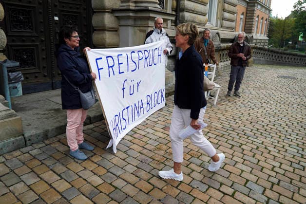 CNTV BLOCK Gerhard Delling, TV host; Christina Block, businesswoman and defendant; along with her defense attorneys Ingo Bott and Paula Wlodarek, arrive at the courthouse on foot as usual. Ms. Block’s supporters, carrying a banner