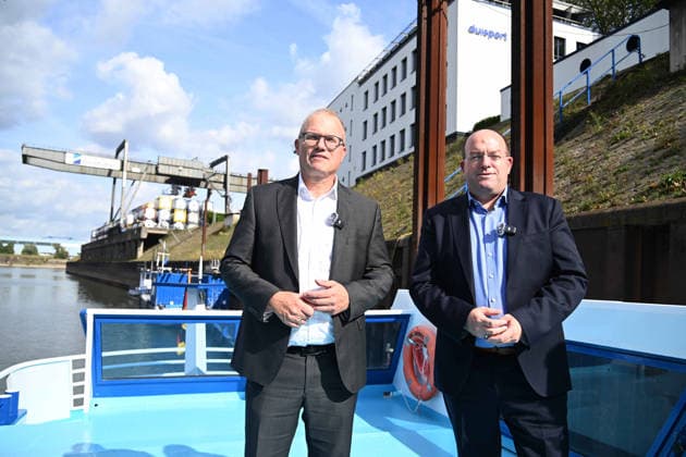 From left: Jochen OTT, lead candidate for the 2027 state election; Markus BANGEN, CEO of Duisport Duisburger Hafen AG; Jochen OTT, SPD caucus leader in the North Rhine-Westphalia state parliament; lead candidate for the 2027 state election, visits Duisport Duisburger Hafen AG to learn about the role of logistics in the energy trans