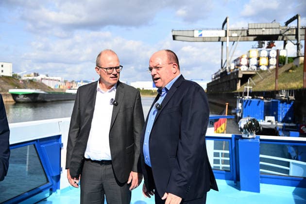 From left: Jochen OTT, lead candidate for the 2027 state election; Markus BANGEN, CEO of Duisport Duisburger Hafen AG; Jochen OTT, SPD caucus leader in the North Rhine-Westphalia state parliament; lead candidate for the 2027 state election, visits Duisport Duisburger Hafen AG to learn about the role of logistics in the energy trans