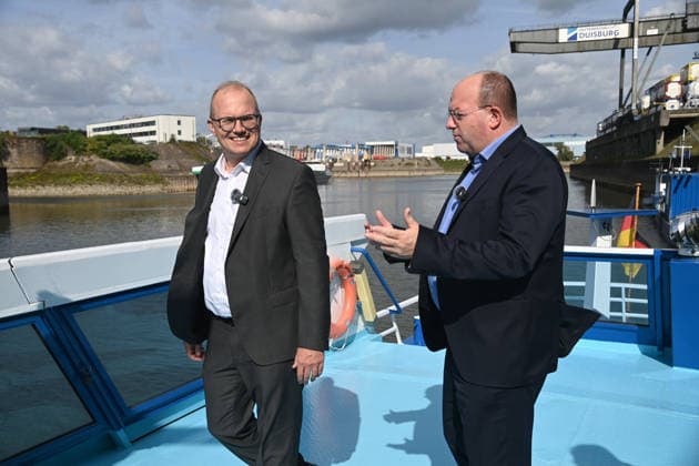 From left: Jochen OTT, lead candidate for the 2027 state election; Markus BANGEN, CEO of Duisport Duisburger Hafen AG; Jochen OTT, SPD caucus leader in the North Rhine-Westphalia state parliament; lead candidate for the 2027 state election, visits Duisport Duisburger Hafen AG to learn about the role of logistics in the energy trans