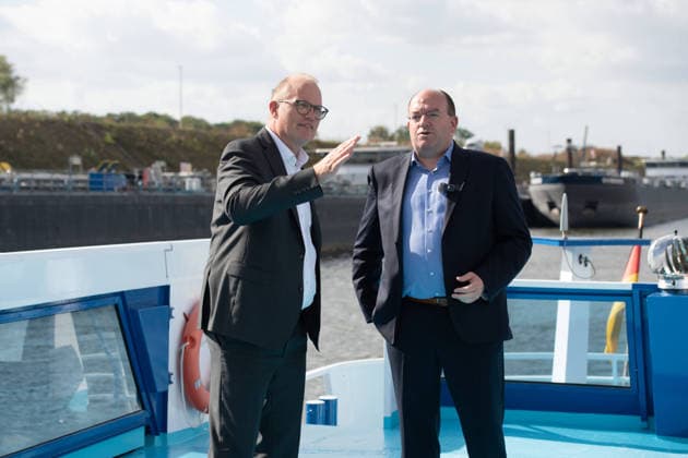 From left: Jochen OTT, lead candidate for the 2027 state legislative election; Markus BANGEN, CEO of Duisport Duisburger Hafen AG; Jochen OTT, SPD caucus leader in the North Rhine-Westphalia State Legislature; lead candidate for the 2027 state election, visits Duisport Duisburger Hafen AG to learn about the role of logistics in the