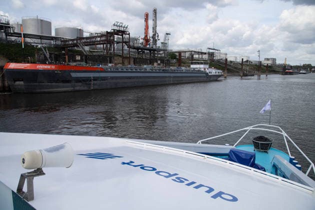 A trip aboard the Karl Jarres to Duisburg Harbor, Basin A, with a view of the Oelinsel, tankers, oil tanks, and oil storage facilities; Jochen OTT, SPD caucus leader in the North Rhine-Westphalia State Parliament, the leading candidate for the 2027 state legislative election, visits Duisport Duisburger Hafen AG and lea