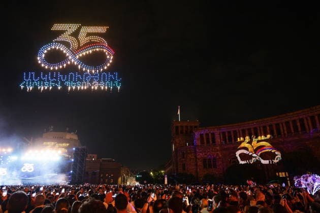 ARMENIA, YEREVAN - SEPTEMBER 21, 2026: People take part in a celebration marking 35 years of Armenia s Independence in Republic Square on Independence Day Yerevan Armenia  - ZUMAt113 20260921_zaa_t113_388 Copyright: xAlexanderxPatrinx