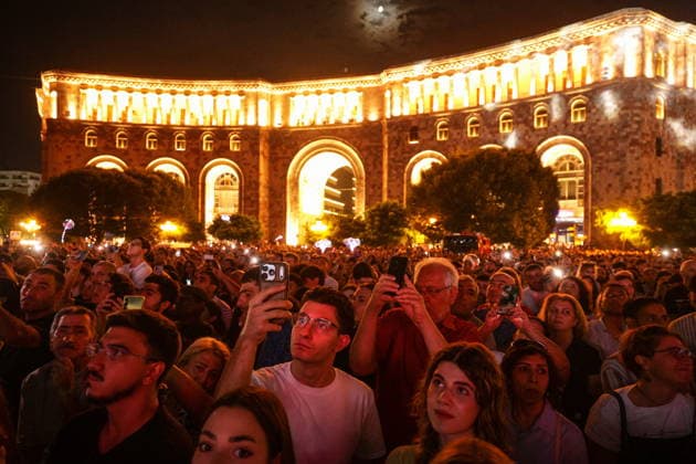 ARMENIA, YEREVAN - SEPTEMBER 21, 2026: People take part in a celebration marking 35 years of Armenia s Independence in Republic Square on Independence Day Yerevan Armenia  - ZUMAt113 20260921_zaa_t113_392 Copyright: xAlexanderxPatrinx
