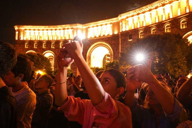 ARMENIA, YEREVAN - SEPTEMBER 21, 2026: People take part in a celebration marking 35 years of Armenia s Independence in Republic Square on Independence Day Yerevan Armenia  - ZUMAt113 20260921_zaa_t113_393 Copyright: xAlexanderxPatrinx