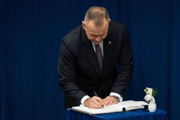 September 21, 2026, Bronx, New York, USA: Karol Nawrocki, President, Republic of Poland signs guest book as he meets with UN Secretary-General Antonio Guterres at UN Headquarters in New York, NY on September 21, 2026. Bronx USA  - ZUMAr339 20260921_znp_r339_022 Copyright: xLevxRadinx
