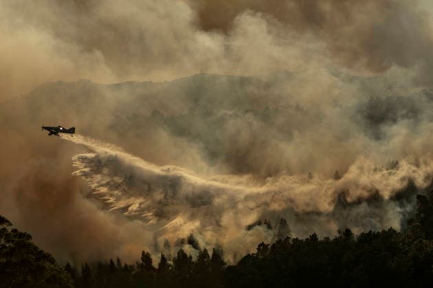Forest Fire Raging in Porto do Son A water bomber is working to extinguish the fire in Porto do Son, on September 21, 2026, in Porto do Son, A Coruna, Galicia, Spain. A wildfire is currently burning in the A Coruna municipality of Porto do Son this Monday, with several firefighting resources on the scene. The Regional Ministry of Rural Affairs explains that the fire began at 2:00 p.m.,42 in the parish of Ribasieira. At this time, there is no estimate of the affected area. The fire has produced a column of smoke visible from various points in the O Barbanza region. SEPTEMBER 21, 2026 Porto do Son, A Coruna, Galicia Porto do Son, A Coruna, Galicia, Spain Copyright: xAgostimex 7790872