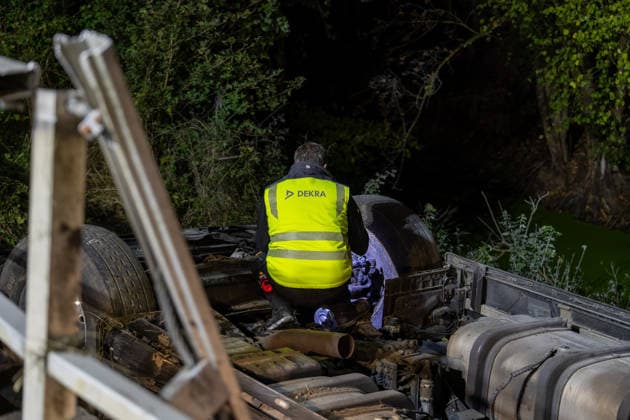 LKW stürzt auf A45 von Autobahn - Fahrer stirbt Ein 38 Jahre alter Lastwagenfahrer verunfallte am 21.09.2026 gegen 16:20 Uhr auf der Autobahn 45 bei Altenstadt und wurde dabei tödlich verletzt. Der Sattelzug war in Richtung Hanau unterwegs, kam aus ungeklärter Ursache von der Fahrbahn ab, durchbrach die Leitplanke und stürzte die Böschung hinab, wobei Zugmaschine und Auflieger sich überschlugen. Rettungskräfte konnten den im Führerhaus eingeschlossenen Fahrer erst rund zwei Stunden nach der ersten Meldung mithilfe eines Autokrans erreichen, der Notarzt konnte nur noch den Tod des Mannes feststellen. Die Bergung von Fahrzeug und geladenen Zementsäcken dauerte zum Zeitpunkt der Aufnahme an, die Autobahn 45 blieb Richtung Süden volls