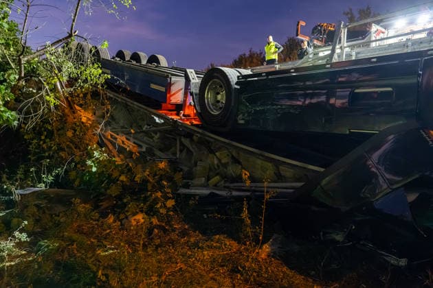LKW stürzt auf A45 von Autobahn - Fahrer stirbt Ein 38 Jahre alter Lastwagenfahrer verunfallte am 21.09.2026 gegen 16:20 Uhr auf der Autobahn 45 bei Altenstadt und wurde dabei tödlich verletzt. Der Sattelzug war in Richtung Hanau unterwegs, kam aus ungeklärter Ursache von der Fahrbahn ab, durchbrach die Leitplanke und stürzte die Böschung hinab, wobei Zugmaschine und Auflieger sich überschlugen. Rettungskräfte konnten den im Führerhaus eingeschlossenen Fahrer erst rund zwei Stunden nach der ersten Meldung mithilfe eines Autokrans erreichen, der Notarzt konnte nur noch den Tod des Mannes feststellen. Die Bergung von Fahrzeug und geladenen Zementsäcken dauerte zum Zeitpunkt der Aufnahme an, die Autobahn 45 blieb Richtung Süden volls