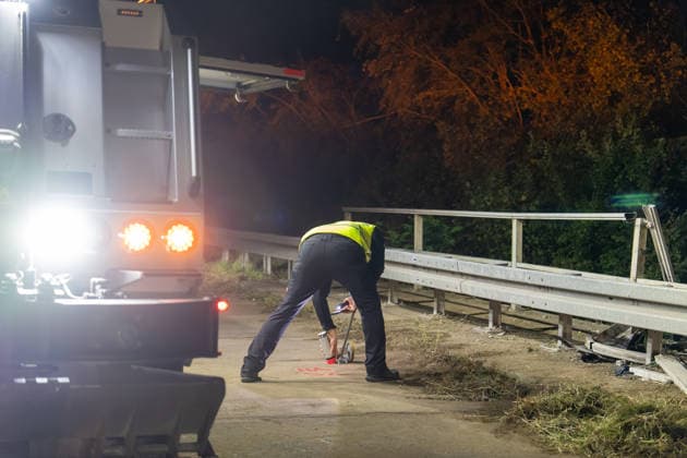 LKW stürzt auf A45 von Autobahn - Fahrer stirbt Ein 38 Jahre alter Lastwagenfahrer verunfallte am 21.09.2026 gegen 16:20 Uhr auf der Autobahn 45 bei Altenstadt und wurde dabei tödlich verletzt. Der Sattelzug war in Richtung Hanau unterwegs, kam aus ungeklärter Ursache von der Fahrbahn ab, durchbrach die Leitplanke und stürzte die Böschung hinab, wobei Zugmaschine und Auflieger sich überschlugen. Rettungskräfte konnten den im Führerhaus eingeschlossenen Fahrer erst rund zwei Stunden nach der ersten Meldung mithilfe eines Autokrans erreichen, der Notarzt konnte nur noch den Tod des Mannes feststellen. Die Bergung von Fahrzeug und geladenen Zementsäcken dauerte zum Zeitpunkt der Aufnahme an, die Autobahn 45 blieb Richtung Süden volls