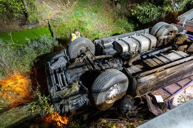 LKW stürzt auf A45 von Autobahn - Fahrer stirbt Ein 38 Jahre alter Lastwagenfahrer verunfallte am 21.09.2026 gegen 16:20 Uhr auf der Autobahn 45 bei Altenstadt und wurde dabei tödlich verletzt. Der Sattelzug war in Richtung Hanau unterwegs, kam aus ungeklärter Ursache von der Fahrbahn ab, durchbrach die Leitplanke und stürzte die Böschung hinab, wobei Zugmaschine und Auflieger sich überschlugen. Rettungskräfte konnten den im Führerhaus eingeschlossenen Fahrer erst rund zwei Stunden nach der ersten Meldung mithilfe eines Autokrans erreichen, der Notarzt konnte nur noch den Tod des Mannes feststellen. Die Bergung von Fahrzeug und geladenen Zementsäcken dauerte zum Zeitpunkt der Aufnahme an, die Autobahn 45 blieb Richtung Süden volls
