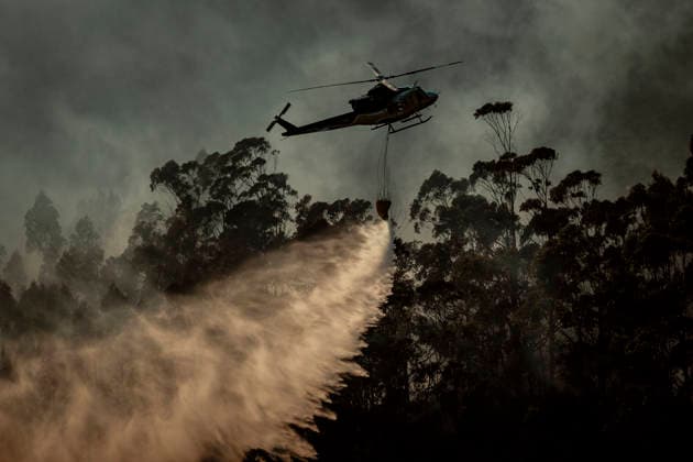 Forest Fire Raging in Porto do Son A helicopter is assisting in firefighting efforts in Porto do Son on September 21, 2026, in Porto do Son, A Coruna, Galicia, Spain. A wildfire is currently burning in the A Coruna municipality of Porto do Son this Monday, with several firefighting resources on the scene. The Regional Ministry of Rural Affairs explains that the fire broke out at 2:00 p.m.,42 in the parish of Ribasieira. At this time, there is no estimate of the area affected. The fire has created a column of smoke visible from various points in the O Barbanza region. SEPTEMBER 21, 2026 Porto do Son, A Coruna, Galicia Porto do Son, A Coruna, Galicia, Spain Copyright: xAgostimex 7790879