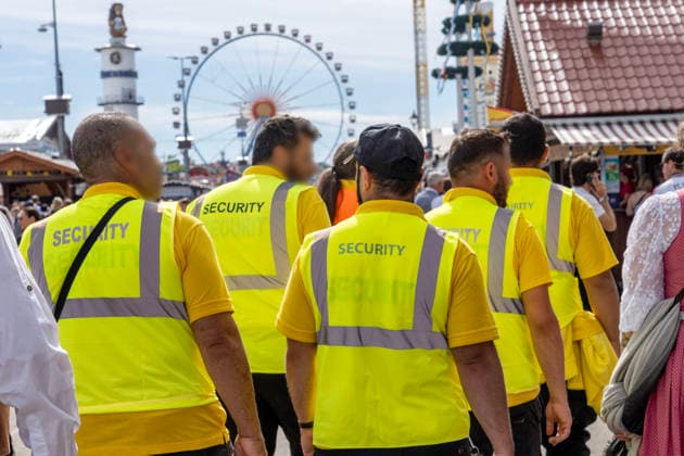 Oktoberfest 2026, security personnel at the festival grounds, Ferris wheel, Munich, September 20, 2026, Germany, Munich, September 20, 2026, Oktoberfest 2026, security staff ensure safety at the Wiesn; the Wiesn kicks off with temperatures up to 24 degrees; Saturday at 12:30 p.m., perfect Wiesn weather, typically Bavarian, folk festival, Bavaria,