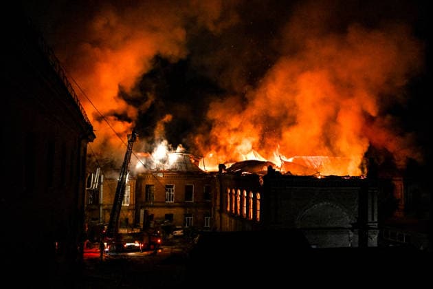 Historic building of Zaporizhzhia National University struck by Russian army A rescuer uses an aerial work platform to extinguish a fire at Academic Building No. 3 of Zaporizhzhia National University in the Oleksandrivskyi district of Zaporizhzhia, Ukraine, on September 21, 2026. The building, a cultural heritage site and architectural monument of local significance, was formerly the Oleksandrivsk Girls Gymnasium, built in 1902. A significant portion of the historic structure burned down in the overnight drone attack. Buildings No. 4 and No. 5 also sustained damage, with windows shattered. The strike additionally destroyed a shopping centre and damaged multi-storey residential blocks. Six people were injured. Zaporizhzhia Ukraine  Copyright: xDmytroxSmolienkox originalFilename: ukrinform-historic260921_np5Dp.jpg