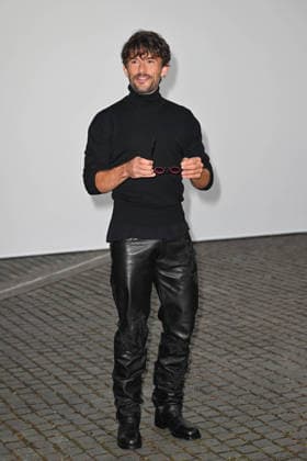Celebrity guests arrive at the Burberry catwalk show as part of London Fashion Week, held at Chelsea College of Arts, London Featuring: Jonathan Bailey Where: London, United Kingdom When: 21 Sep 2026 Credit: Cover Images EDITORIAL USE ONLY. NOT FOR USE BY NEWSPAPERS BASED IN THE UK. Copyright: xx coverimg56042745