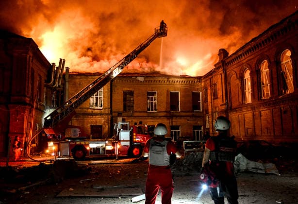 Historic building of Zaporizhzhia National University struck by Russian army A rescuer uses an aerial work platform to extinguish a fire at Academic Building No. 3 of Zaporizhzhia National University in the Oleksandrivskyi district of Zaporizhzhia, Ukraine, on September 21, 2026. The building, a cultural heritage site and architectural monument of local significance, was formerly the Oleksandrivsk Girls Gymnasium, built in 1902. A significant portion of the historic structure burned down in the overnight drone attack. Buildings No. 4 and No. 5 also sustained damage, with windows shattered. The strike additionally destroyed a shopping centre and damaged multi-storey residential blocks. Six people were injured. Zaporizhzhia Ukraine  Copyright: xDmytroxSmolienkox originalFilename: ukrinform-historic260921_npQl1.jpg