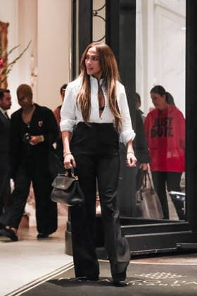 IPA88816234 - Milan, Celebrity sightings during Milan Fashion Week Women s Collection Spring Summer 2027 Women s Fashion, Spring Summer 2027. Pictured: Jennifer Lopez (American actress and singer) leaves the hotel on her way to rehearsals for the Vogue World Milano event  Copyright: xAlessandroxBremecx xx IPA88816234