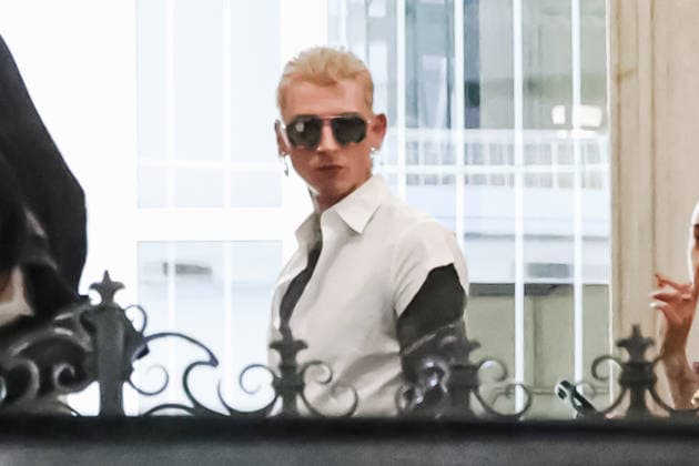 IPA88816228 - Milan, Celebrity sightings during Milan Fashion Week Women s Collection Spring Summer 2027 - Women s Fashion, Spring Summer 2027. Pictured: Machine Gun Kelly (American singer and actor) walking through downtown after rehearsals for the Vogue World Milano event  Copyright: xAlessandroxBremecx xx IPA88816228