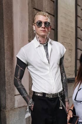 IPA88816223 - Milan, Celebrity Sightings During Milan Fashion Week Women s Collection Spring Summer 2027 - Women s Fashion, Spring Summer 2027. Pictured: Machine Gun Kelly (American singer and actor) walking through downtown after rehearsals for the Vogue World Milano event  Copyright: xAlessandroxBremecx xx IPA88816223