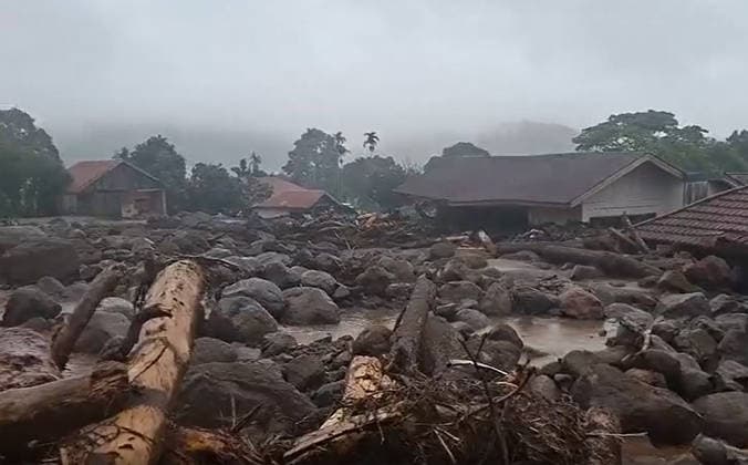 September 22, 2026, Solok, West Sumatra, Indonesia: SOLOK, WEST SUMATRA, INDONESIA - SEPTEMBER 22, 2026 : Boulders swept away by a flash flood pile up on a road and damage residentsâ€⠢ homes in Arosuka, Solok Regency, West Sumatra, Indonesia, September 22, 2026. The flash flood struck the area on Monday night, September 21. Solok Indonesia - ZUMAys1_ 20260922_zaf_ys1_002 Copyright: xSijorixImagesx