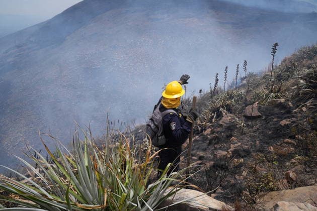 Wildfire in Colombia VILLA DE LEYVA, COLOMBIA - SEPTEMBER 21: Volunteers and firefighters work to contain a wildfire at Cerro Ritoque in Villa de Leyva, Boyaca, Colombia, on September 21, 2026. Juancho Torres Anadolu Villa de leyva Colombia. Editorial use only. Please get in touch for any other usage.  Copyright: x2026xAnadoluxJuanchoxTorresx