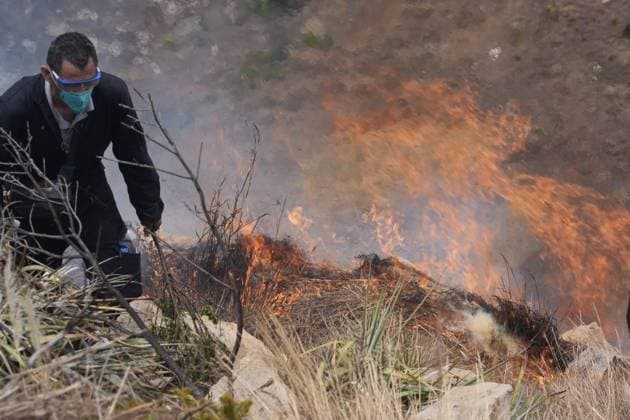 Wildfire in Colombia VILLA DE LEYVA, COLOMBIA - SEPTEMBER 21: Volunteers and firefighters work to contain a wildfire at Cerro Ritoque in Villa de Leyva, Boyaca, Colombia, on September 21, 2026. Juancho Torres Anadolu Villa de leyva Colombia. Editorial use only. Please get in touch for any other usage.  Copyright: x2026xAnadoluxJuanchoxTorresx