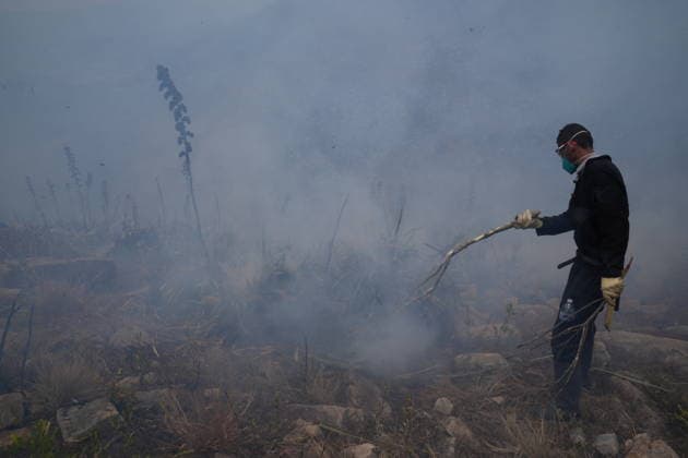 Wildfire in Colombia VILLA DE LEYVA, COLOMBIA - SEPTEMBER 21: Volunteers and firefighters work to contain a wildfire at Cerro Ritoque in Villa de Leyva, Boyaca, Colombia, on September 21, 2026. Juancho Torres Anadolu Villa de leyva Colombia. Editorial use only. Please get in touch for any other usage.  Copyright: x2026xAnadoluxJuanchoxTorresx