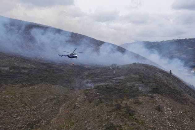 Wildfire in Colombia VILLA DE LEYVA, COLOMBIA - SEPTEMBER 21: Volunteers and firefighters work to contain a wildfire at Cerro Ritoque in Villa de Leyva, Boyaca, Colombia, on September 21, 2026. Juancho Torres Anadolu Villa de leyva Colombia. Editorial use only. Please get in touch for any other usage.  Copyright: x2026xAnadoluxJuanchoxTorresx