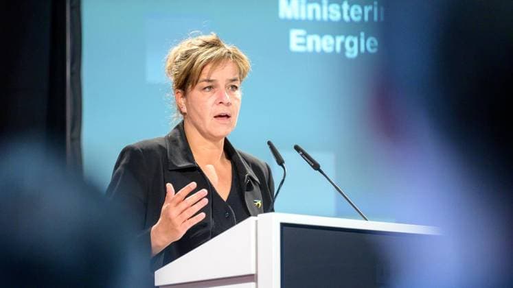 Essen: Opening of the new DESU production facility at Energietechnik Essen GmbH ** FOR EDITORIAL USE ONLY ** EDITORIAL USE ONLY ** p North Rhine-Westphalia Minister of Economic Affairs Mona Neubaur at the inauguration of a new DESU (Pressurized Electric Slag Remelting) plant on Monday, September 21, 2026, at Energietechnik Essen GmbH on W Copyright: UwexErnst doc87p97s91fjt1cnd98bsu ,EDITORIAL USE ONLY Copyright: UwexErnst