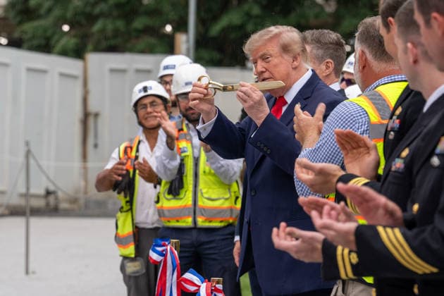 September 21, 2026, White House, Dc, USA: President Trump opens the new White House helipad on September 21, 2026. White House USA - ZUMAl312 20260921_znp_l312_016 Copyright: xAndrewxLeydenx