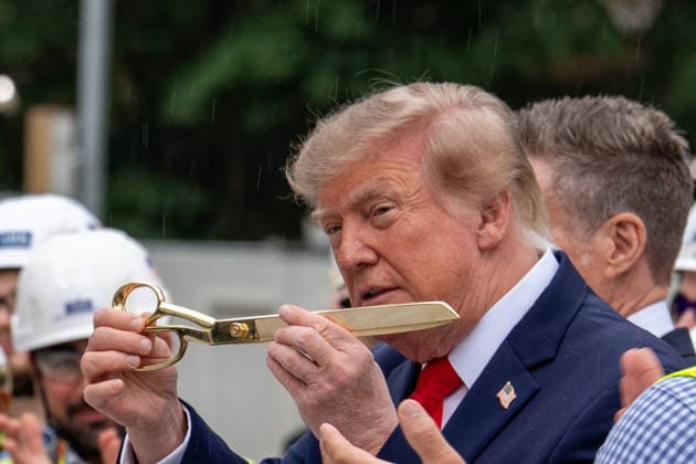 September 21, 2026, White House, Dc, USA: President Trump opens the new White House helipad on September 21, 2026. White House USA - ZUMAl312 20260921_znp_l312_017 Copyright: xAndrewxLeydenx