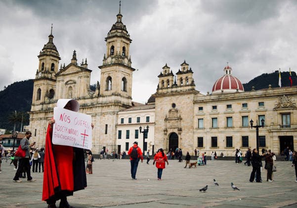 Colombians Protest Against Cut in Culture and Arts University students and artists protest against budget cuts on the arts and culture ministry proposed by Colombian President Abelardo De La Espriella on September 21, 2026 in Bogota, Colombia. Bogota Bogota D.C Colombia Copyright: xIsabellaxBobadillax