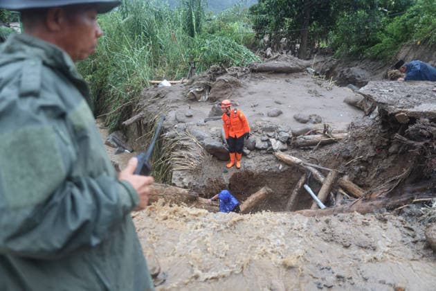 Flash Floods devastate Solok Regency in West Sumatra, Indonesia SOLOK, INDONESIA - SEPTEMBER 22: Residents walk through muddy, flood-damaged streets as they inspect the aftermath of flash floods in Solok Regency, West Sumatra, on September 22, 2026 in Solok, Indonesia. The floods damaged homes, a mosque and rice fields and disrupted road access in the area. One person remains missing following the disaster, according to rescue officials. Adi Prima Anadolu Solok Indonesia. Editorial use only. Please get in touch for any other usage.  Copyright: x2026xAnadoluxAdixPrimax