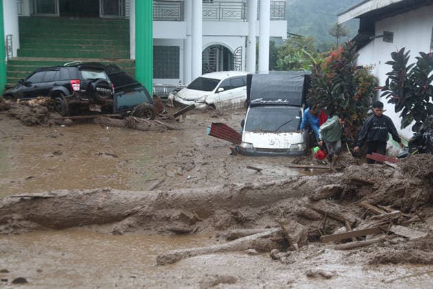 Flash Floods devastate Solok Regency in West Sumatra, Indonesia SOLOK, INDONESIA - SEPTEMBER 22: Mud and debris surround damaged vehicles and buildings following flash floods in Solok Regency, West Sumatra, on September 22, 2026 in Solok, Indonesia. The floods damaged homes, a mosque and rice fields and cut road access in parts of the area. One person remains missing following the disaster, according to rescue officials. Adi Prima Anadolu Solok Indonesia. Editorial use only. Please get in touch for any other usage.  Copyright: x2026xAnadoluxAdixPrimax