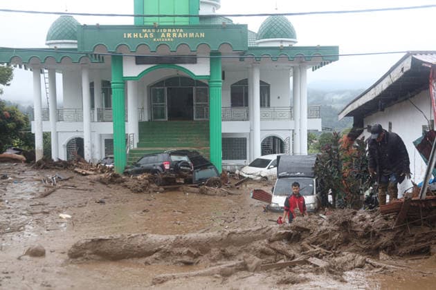 Flash Floods devastate Solok Regency in West Sumatra, Indonesia SOLOK, INDONESIA - SEPTEMBER 22: Mud, debris and damaged vehicles surround a mosque following flash floods in Solok Regency, West Sumatra, on September 22, 2026 in Solok, Indonesia.The floods damaged homes, a mosque and rice fields and cut road access in parts of the area. One person remains missing following the disaster, according to rescue officials. Adi Prima Anadolu Solok Indonesia. Editorial use only. Please get in touch for any other usage.  Copyright: x2026xAnadoluxAdixPrimax
