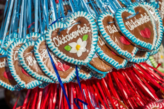 Gingerbread hearts, souvenir from Oktoberfest, Munich, September 2026 Germany, Munich, September 21, 2026, Oktoberfest 2026, gingerbread hearts, souvenir from Oktoberfest, typical Bavarian, folk festival, Bavaria,