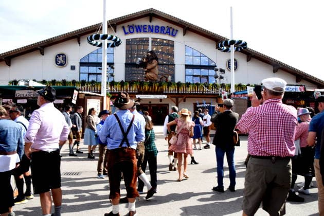 Munich, September 21, 2026: Thersienwiesn Oktoberfest visitors in front of the Löwenbräu tent. Photo: Munich