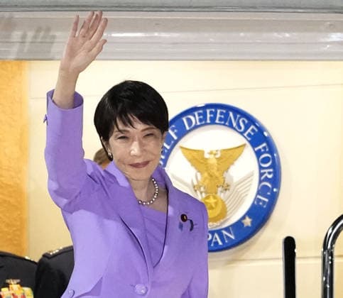 Japan PM Takaichi off to U.S. Japanese Prime Minister Sanae Takaichi waves at Tokyo s Haneda airport on Sept. 21, 2026, before flying to New York to attend a U.N. General Assembly session.  A14AA0005628206P