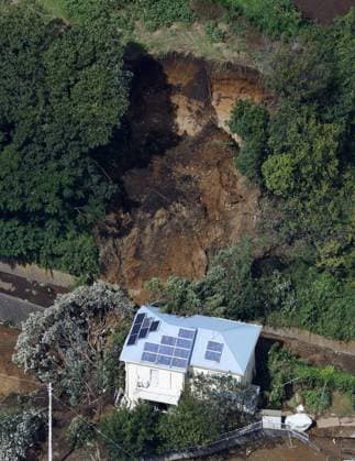 Aftermath of Typhoon Dujuan Photo taken from a Kyodo News helicopter on Sept. 22, 2026, shows the site of a mudslide near a home in Yokosuka in Kanagawa Prefecture, eastern Japan, following heavy rain caused by Typhoon Dujuan.  A14AA0005628221P