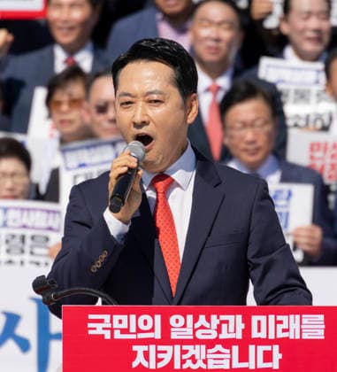 Opposition party s anti-gov t rally Opposition party s anti-gov t rally Jang Dong-hyeok, leader of the main opposition People Power Party, shouts slogans during a rally in front of the National Assembly in Seoul on Sept. 22, 2026, to denounce President Lee Jae Myung s government for what critics say are a slew of policy flops, among others. (Yonhap) 2026-09-22 13:01:29 <Copyright ¨Ï 1980-2026 YONHAPNEWS AGENCY. .> ¼­¿ïÆ¯º°½Ã EDITORIAL USE ONLY  Copyright: xx party s ???x yonphotos256962
